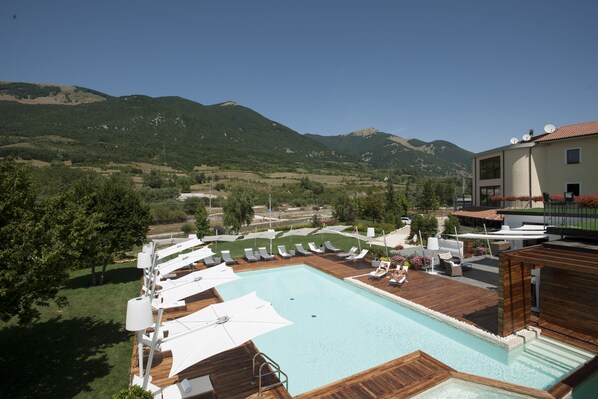 Alberca al aire libre por temporada y camas balinesas (con cargo) 