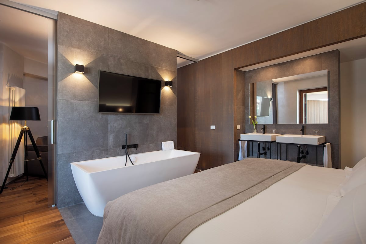 Suite – deluxe | Dundyner, minibar, safe på rommet og skrivebord