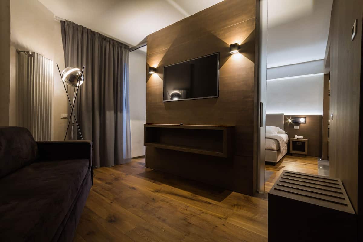 Dundyner, minibar, safe på rommet og skrivebord