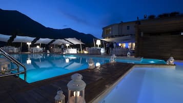 Piscina stagionale all'aperto, cabanas (a pagamento), lettini
