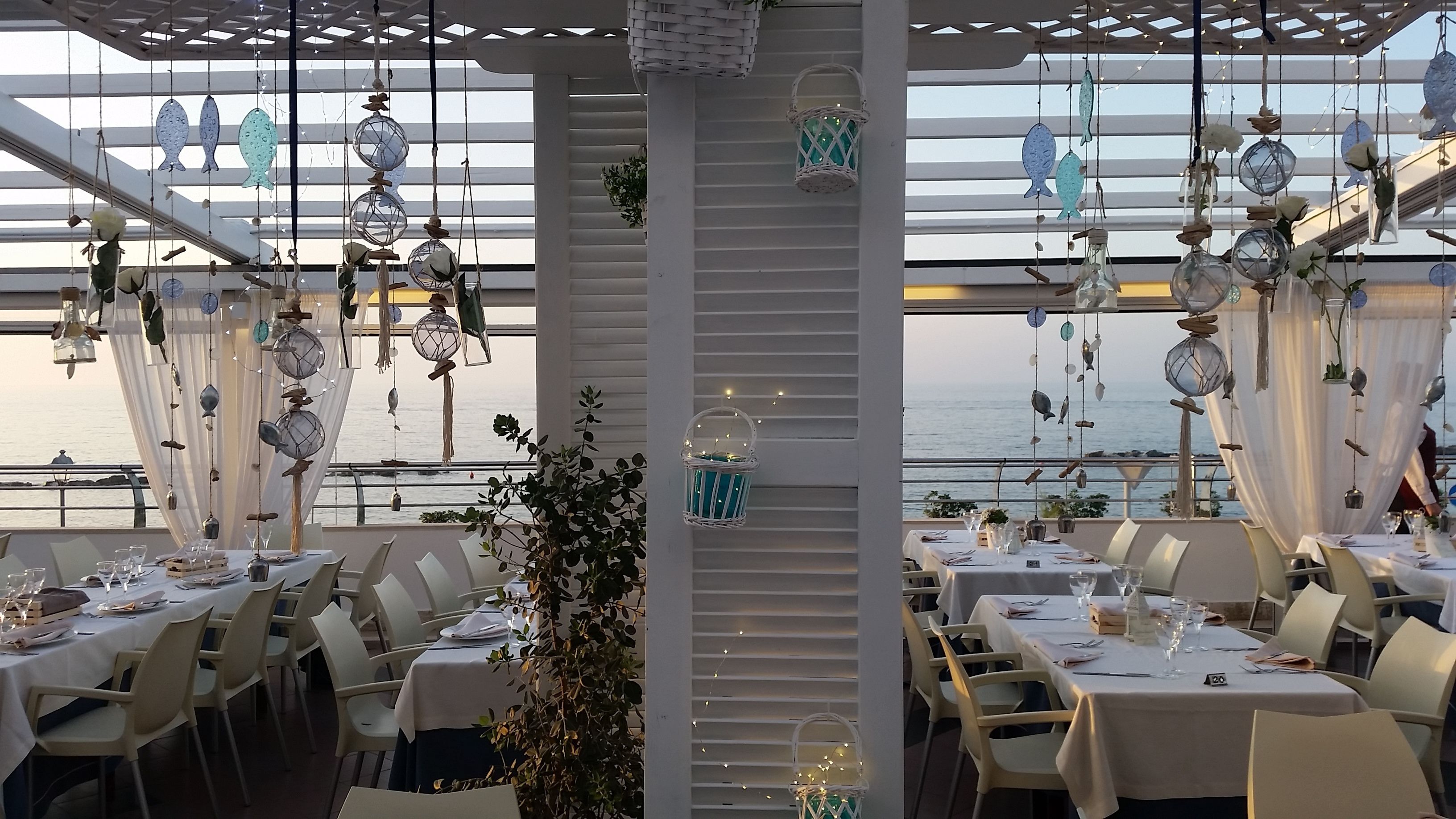 Petit déjeuner, déjeuner et dîner servis sur place, vue sur la plage