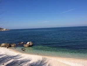 Perto da praia, espreguiçadeiras, guarda-sóis, bar na praia 