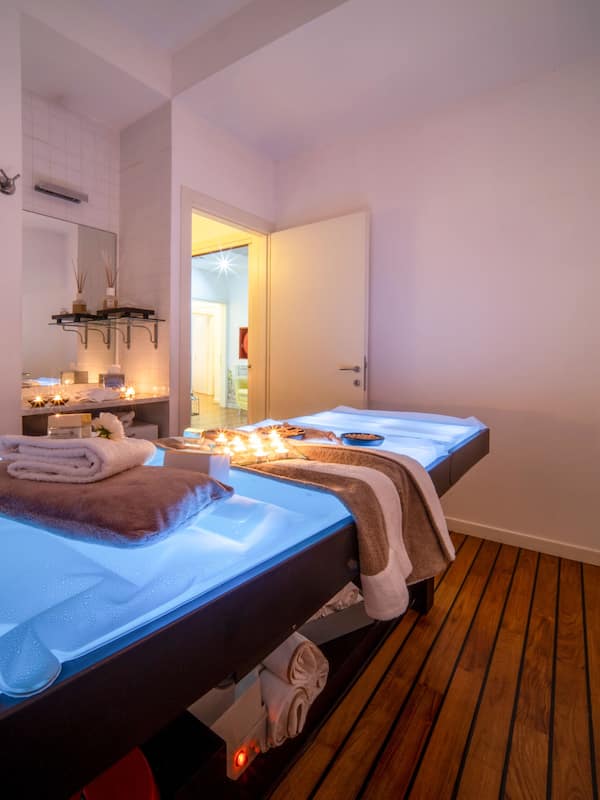 Sauna, hot tub, steam room, Turkish bath/hammam, body treatments