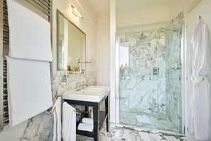 Junior Suite | Bathroom | Shower, free toiletries, hair dryer, bathrobes - Mondial Resort & Spa (Pietrasanta)