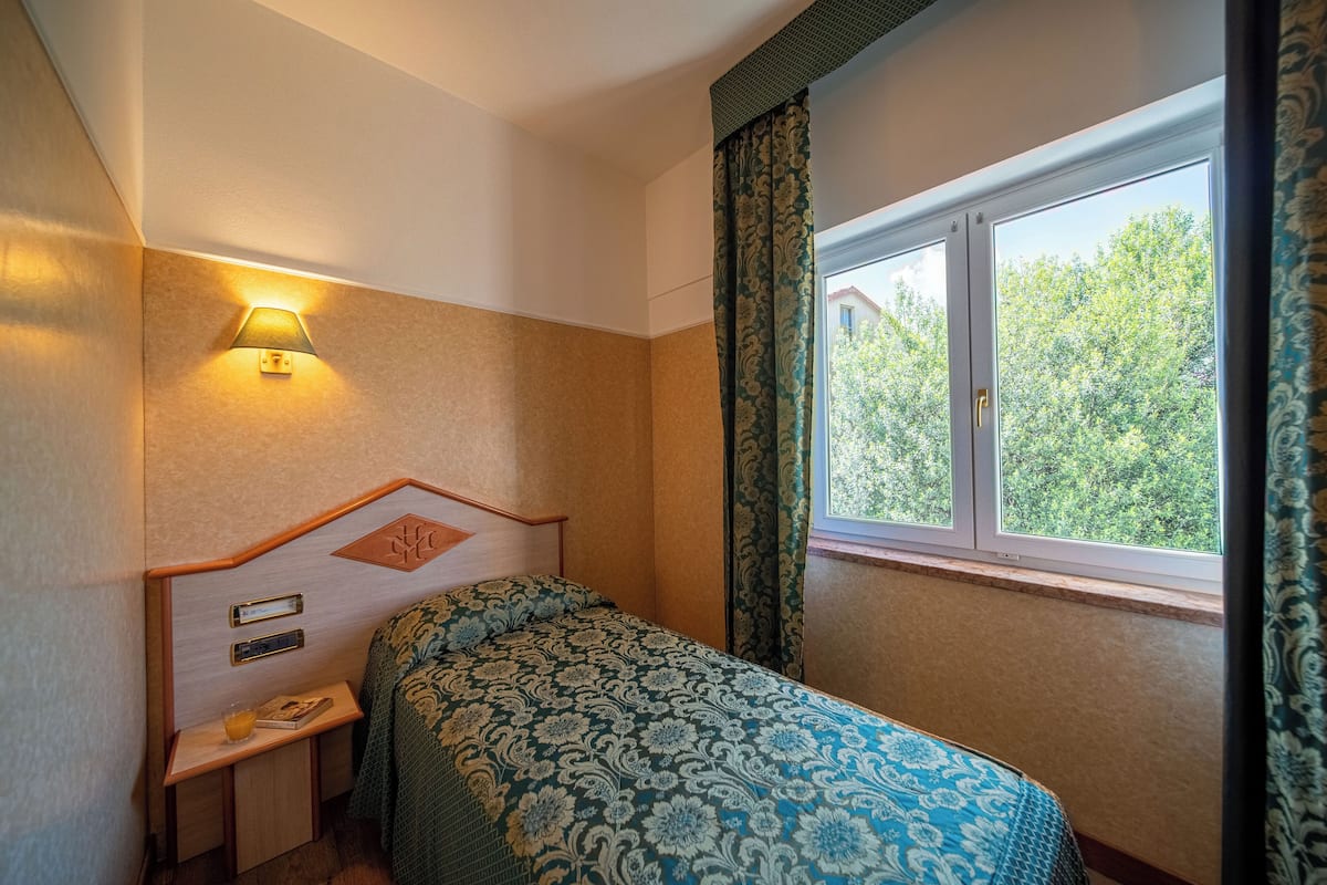 Eenpersoonskamer | Luxe beddengoed, Select Comfort-bedden, een kluis op de kamer