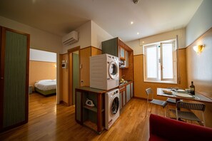 Hochwertige Bettwaren, Select-Comfort-Betten, Zimmersafe, Schreibtisch