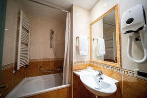 Amenidades de baño gratuitas, secadora de cabello, toallas