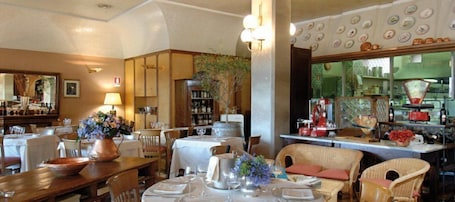 Bar (on property). Cacciani Hotel