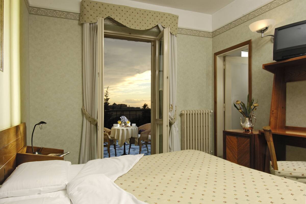 minibar, in-room safe, desk, soundproofing