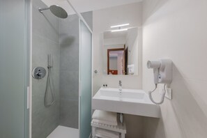 Matrimoniale Superior | Bathroom | Shower, free toiletries, hair dryer, bidet - Hotel Palladio (Mestre)