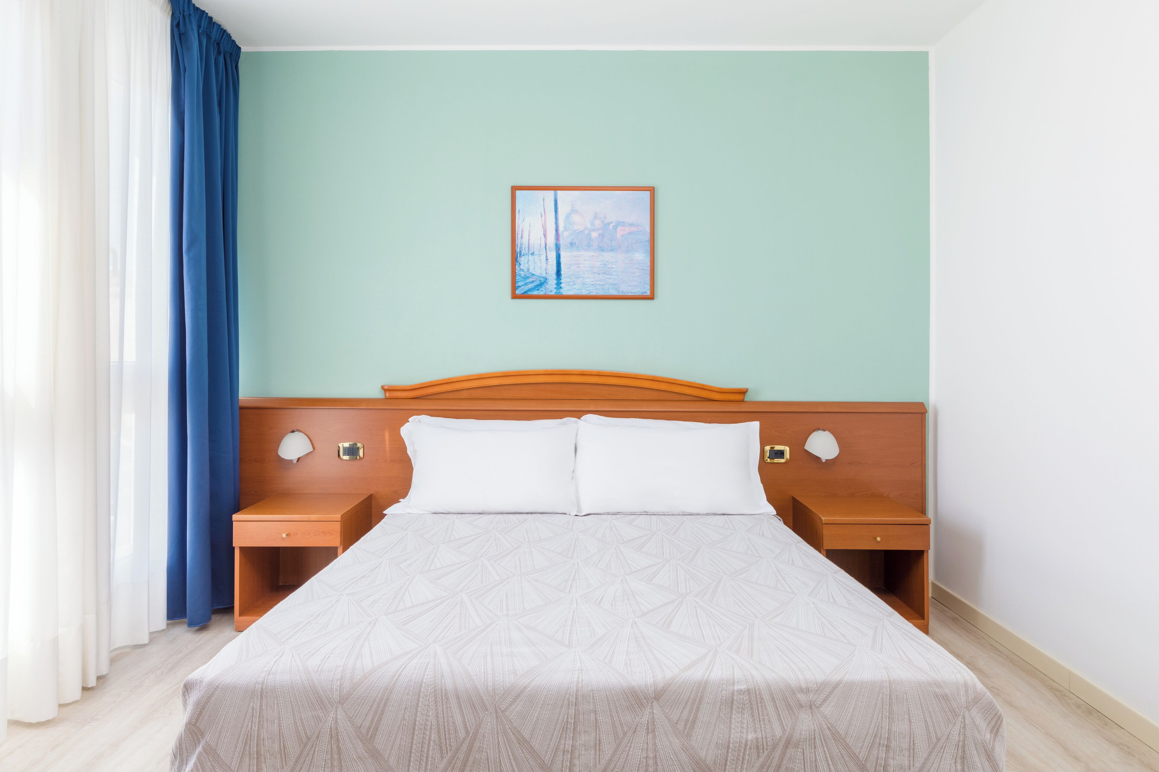 Dundyner, minibar, safe på rommet og skrivebord