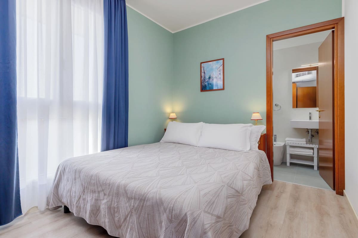 Economy kamer (Matrimoniale) | Donzen dekbedden, een minibar, een kluis op de kamer, een bureau