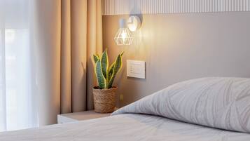 Donsdekens, een minibar, een kluis op de kamer, een bureau