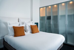 Ropa de cama de alta calidad, cubrecamas y minibar 