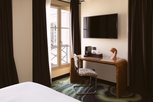 Ropa de cama de alta calidad, cubrecamas y minibar 