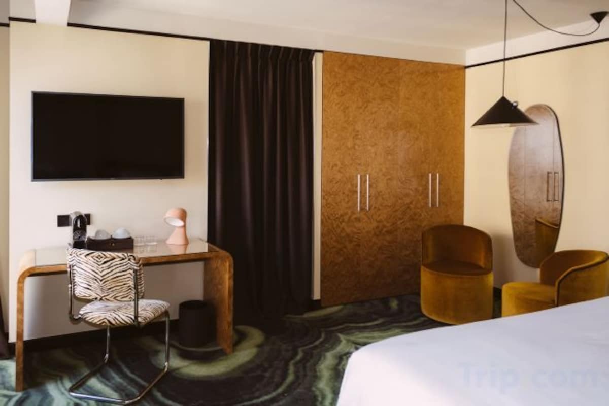 Premium bedding, down comforters, minibar, in-room safe