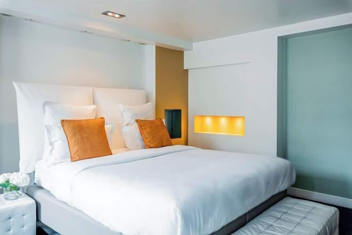 Premium bedding, down comforters, minibar, in-room safe