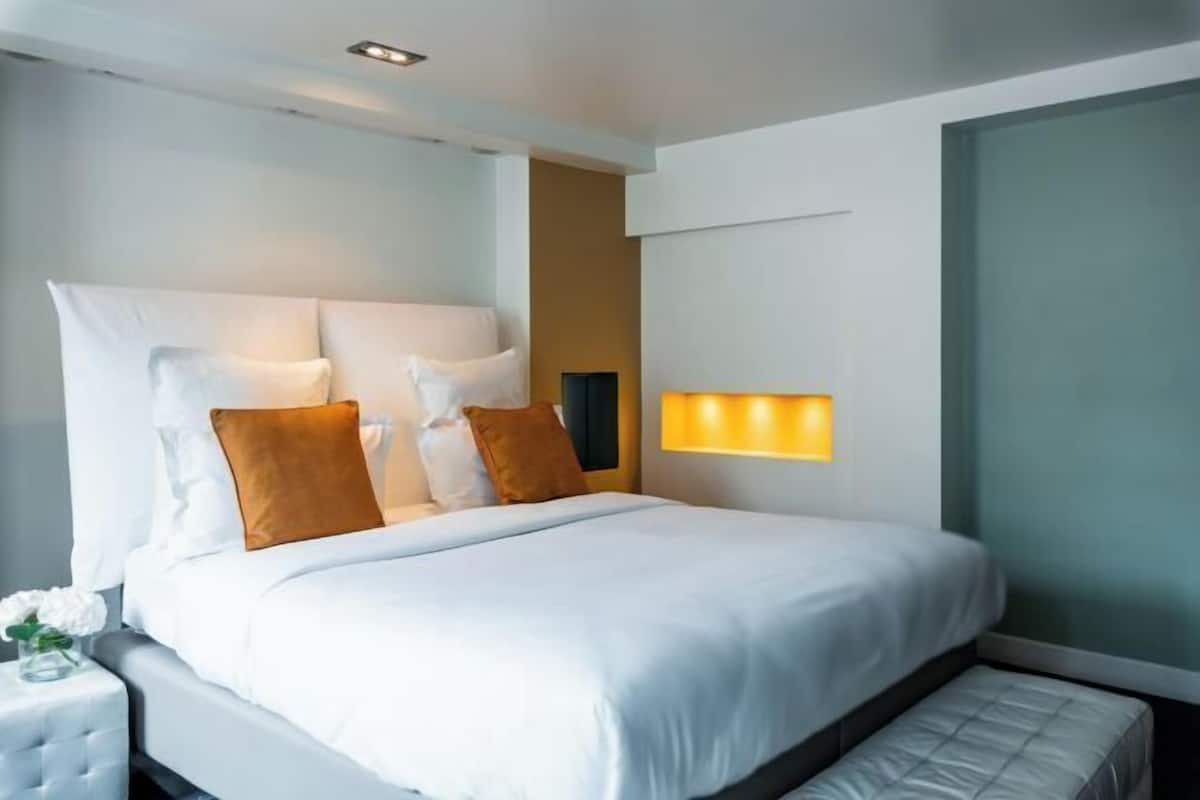 Premium bedding, down comforters, minibar, in-room safe