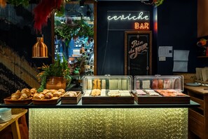 Desayuno buffet diario (EUR 25 por persona)