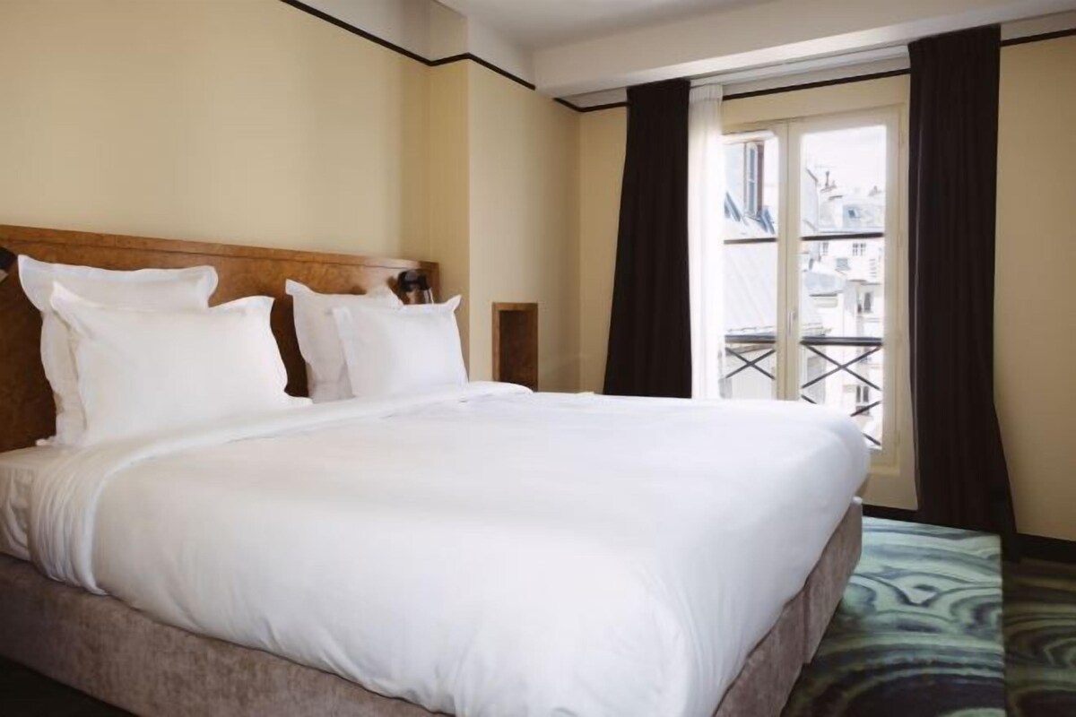 Premium bedding, down duvets, minibar, in-room safe