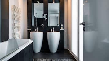 Superior Double or Twin Room | Bathroom