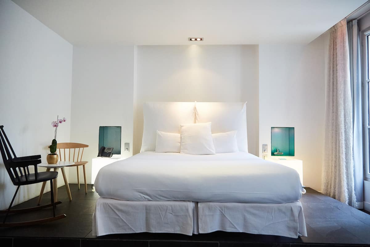 Premium bedding, down comforters, minibar, in-room safe