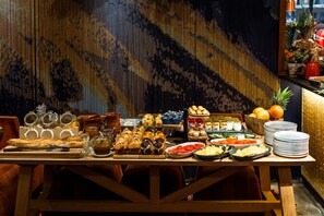 朝食 (ビュッフェ)、毎日提供 (有料)