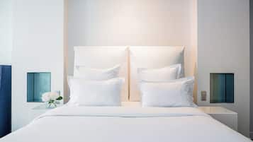Chambre Junior Double ou avec lits jumeaux, vue cour intérieure | Literie de qualité supérieure, couette en duvet d'oie, minibar