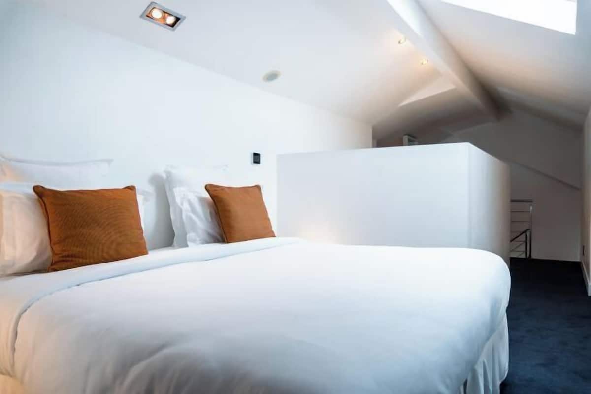 Premium bedding, down comforters, minibar, in-room safe