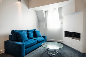 Suite familiar, vistas a la ciudad | Zona de estar | Televisión de 49 pulgadas con canales por satélite, películas de pago