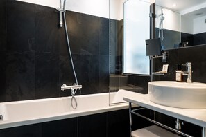 Family Suite, City View | Bathroom | Free toiletries, hair dryer, towels, soap