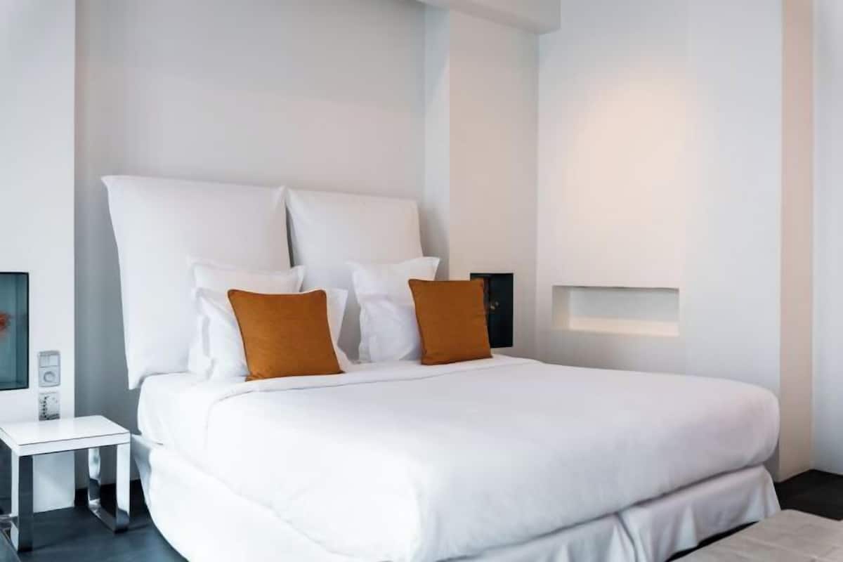 Premium bedding, down comforters, minibar, in-room safe