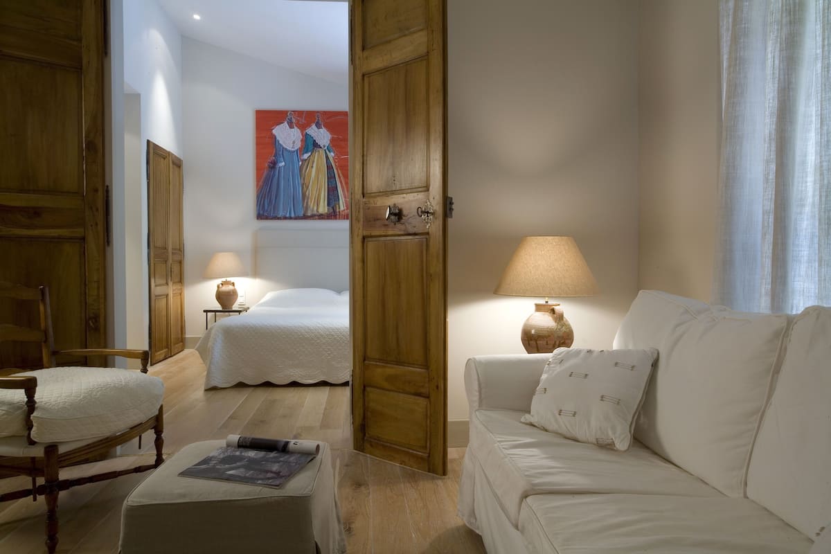 suite (cote bastide) | living room | 50-cm lcd tv with satellite channels, tv