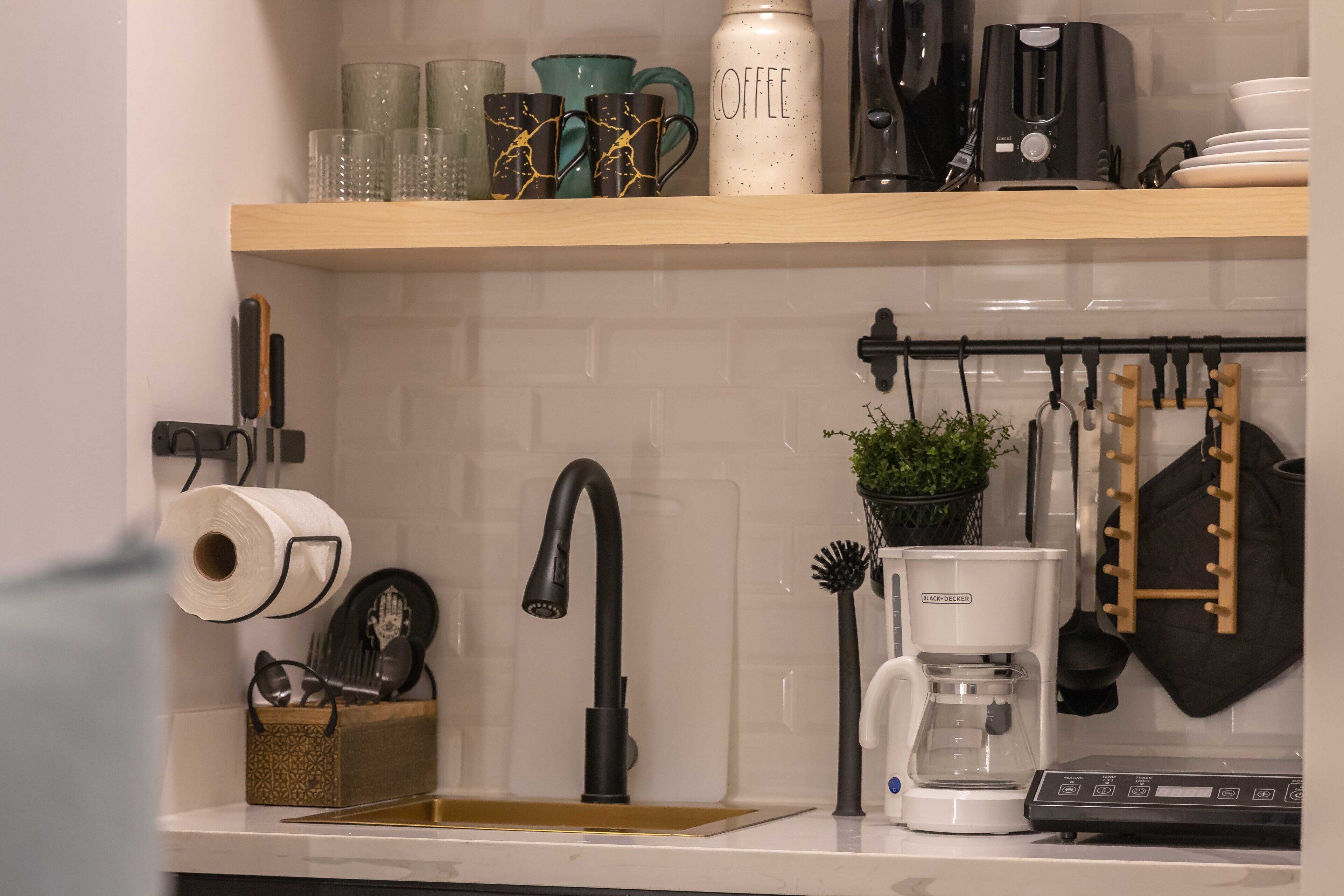 signature cottage, 1 queen bed, non smoking | private kitchen