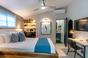 Signature Cottage, 1 Queen Bed, Non Smoking | Peti besi dalam bilik, seterika/papan seterika, Wi-fi percuma