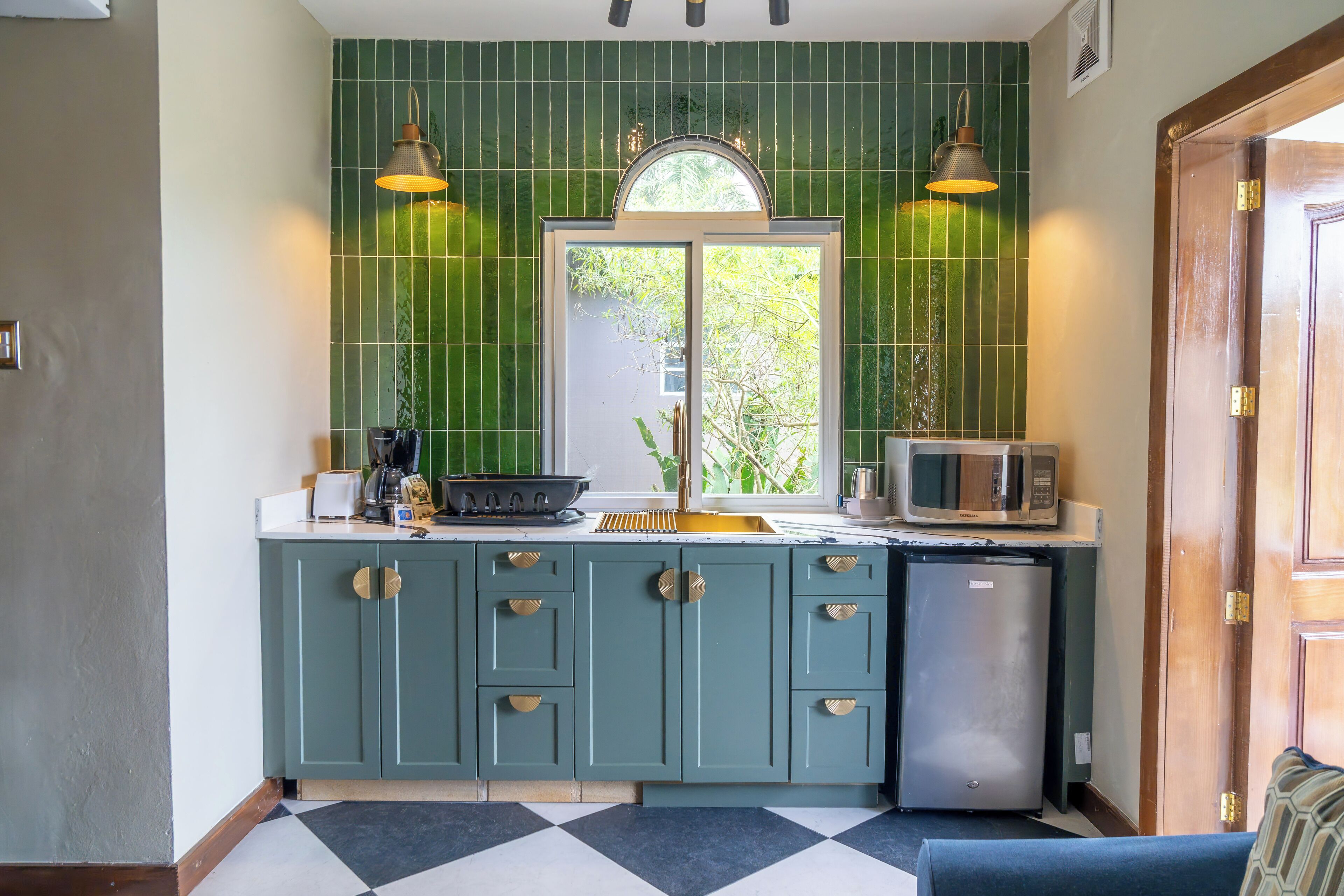 family suite, multiple beds | private kitchen