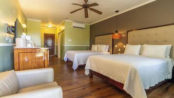 Deluxe-huone (2 Queen Beds) | 1 makuuhuone, tallelokero huoneessa, silitysrauta/-lauta, ilmainen Wi-Fi