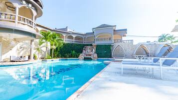 Ulkouima-allas, aurinkovarjoja, aurinkotuoleja