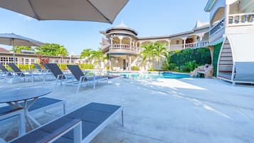 Außenpool, Sonnenschirme, Liegestühle