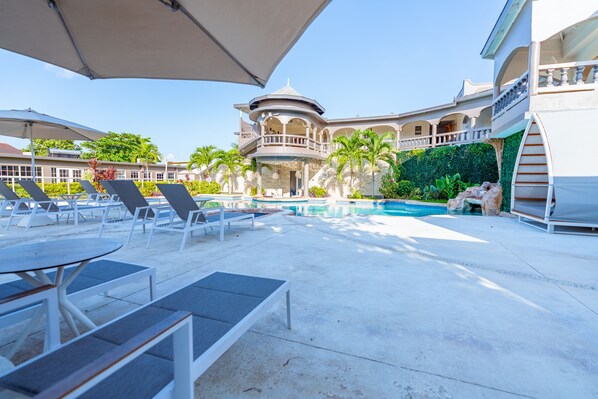 Outdoor pool, pool umbrellas, pool loungers - Travellers Beach Resort (Negril)