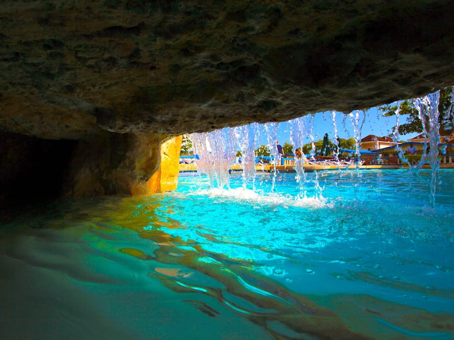 Utendørsbasseng, bassengparasoller og solsenger