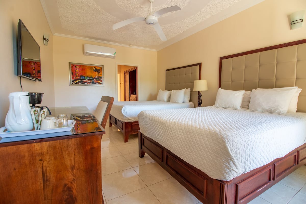 Kamar Superior, 2 Tempat Tidur Queen | 1 kamar tidur, brankas, setrika/meja setrika, dan Wi-Fi gratis