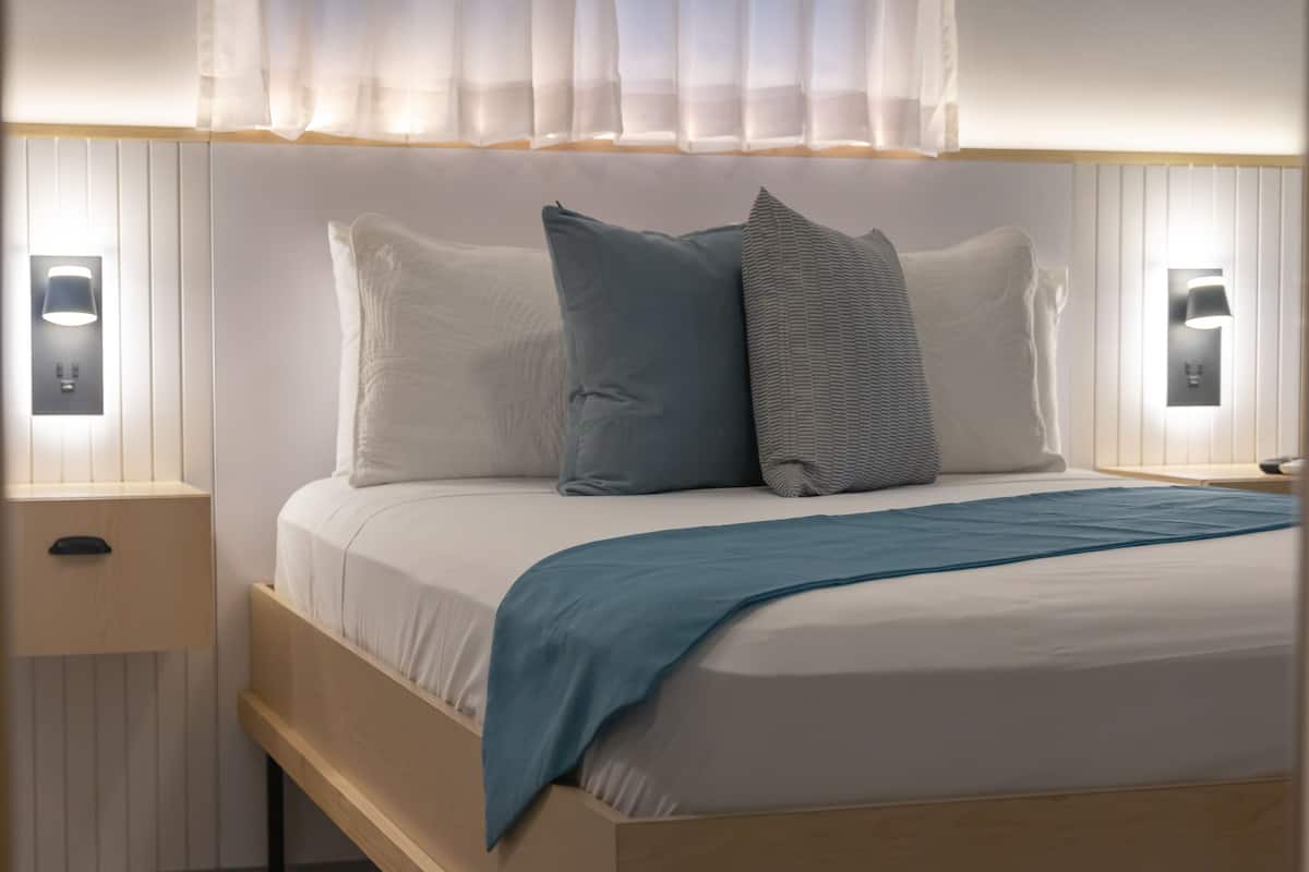 Cottage, 1 Double Bed, Garden View | 客房内保险箱、熨斗/熨衣板、免费 WiFi、床单
