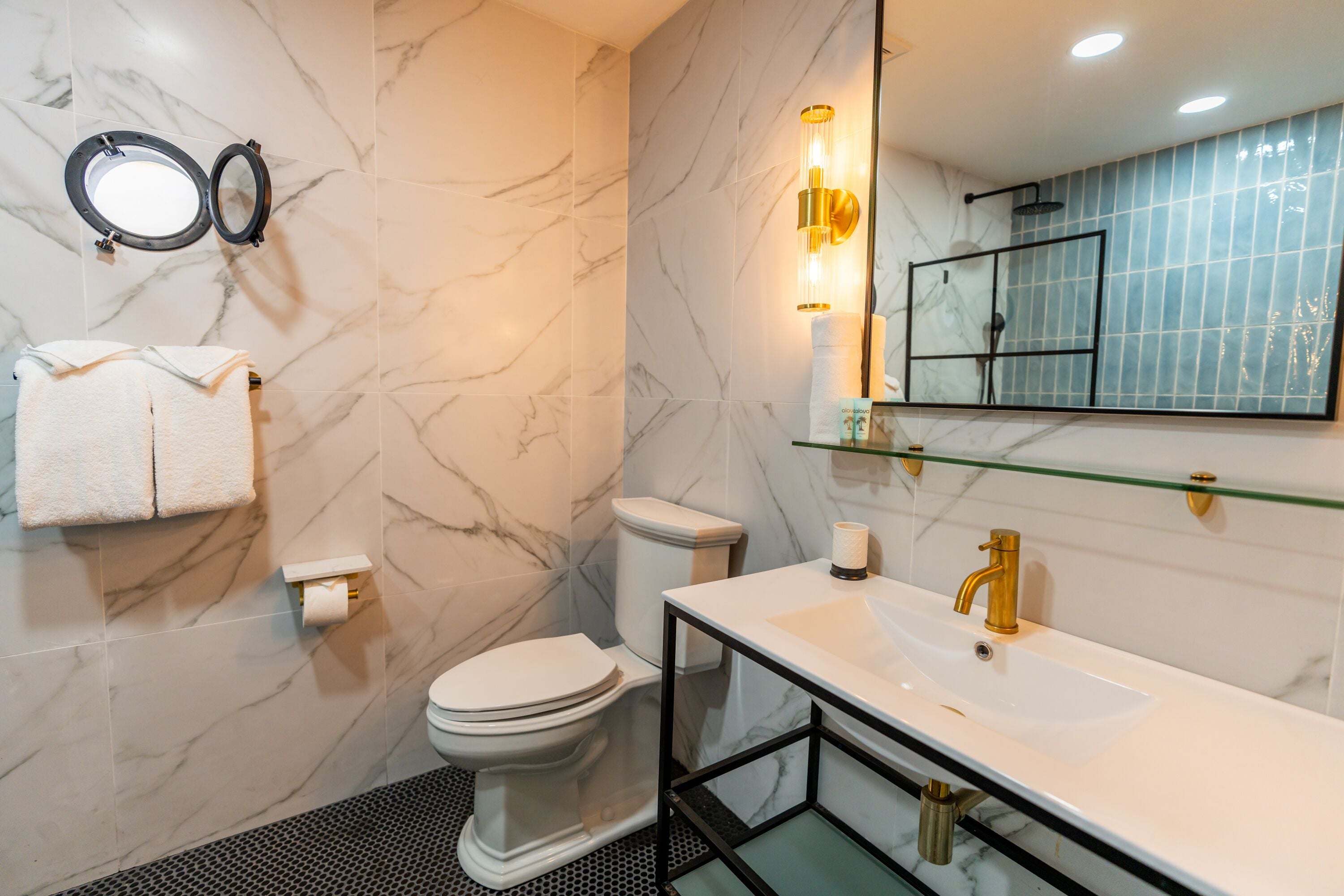 cottage, 1 double bed, garden view | bathroom | shower, rainfall showerhead, free toiletries, hair dryer