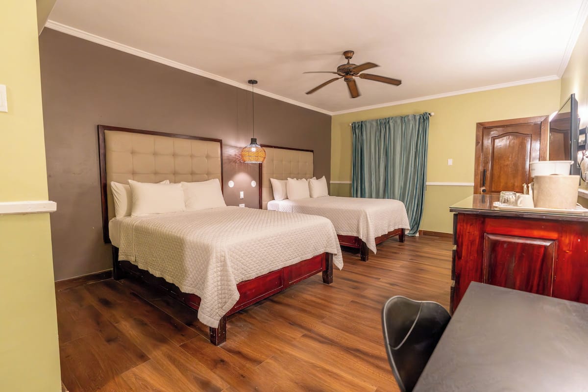 ห้องดีลักซ์ (2 Queen Beds) | 1 ห้องนอน, ตู้นิรภัยในห้องพัก, เตารีด/โต๊ะรีดผ้า, Wi-Fi ฟรี