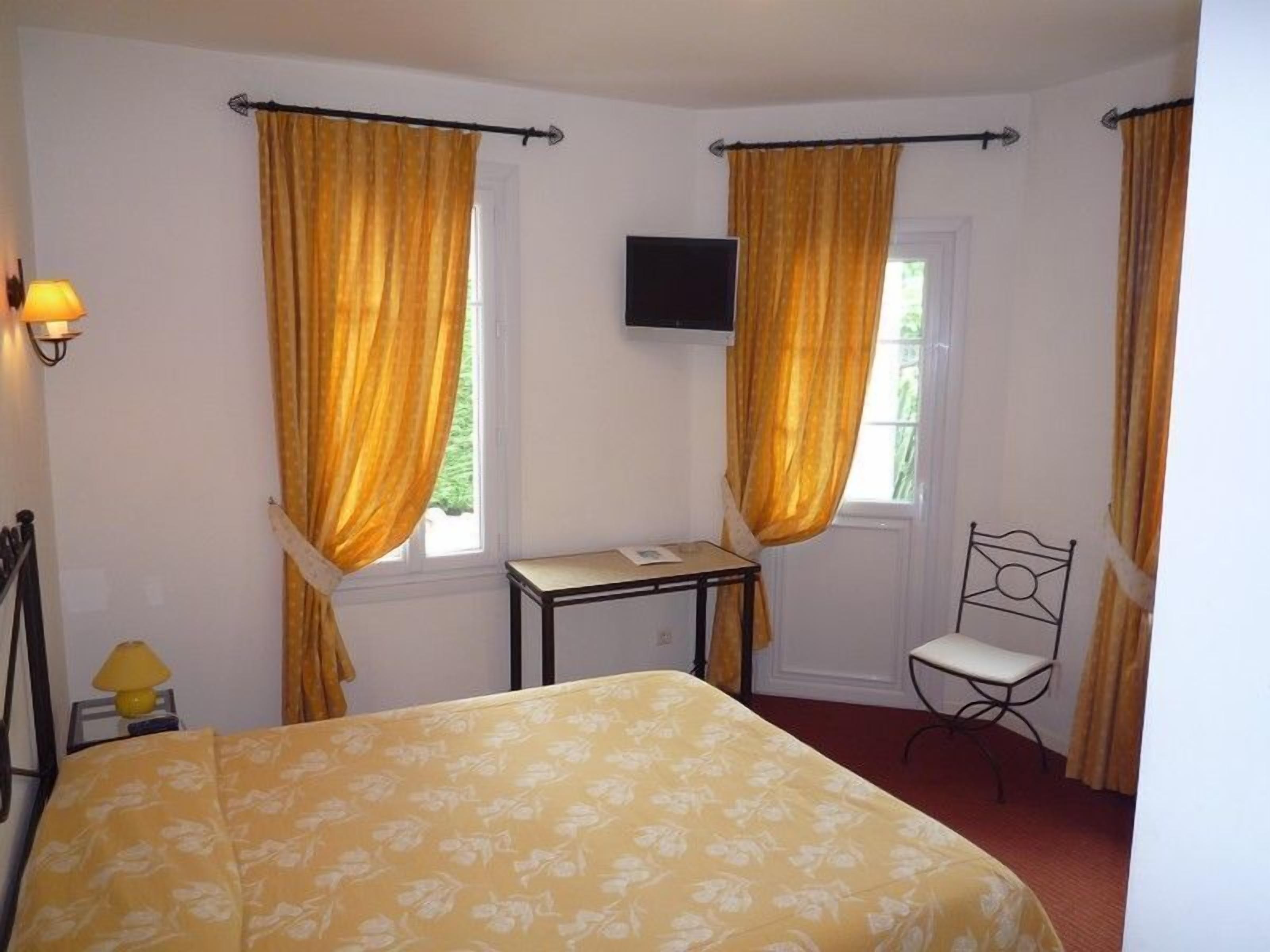 superior room, 1 double bed | living area | flat-screen tv