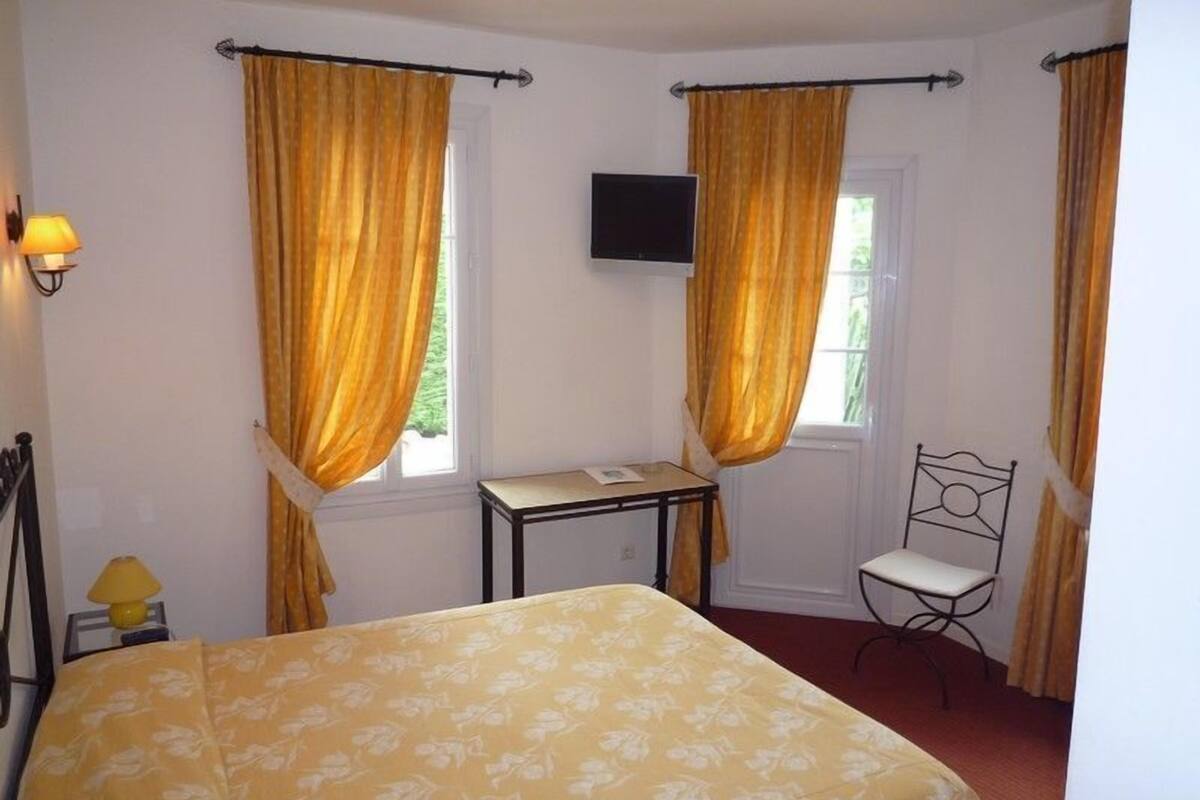 superior room, 1 double bed | living area | flat-screen tv