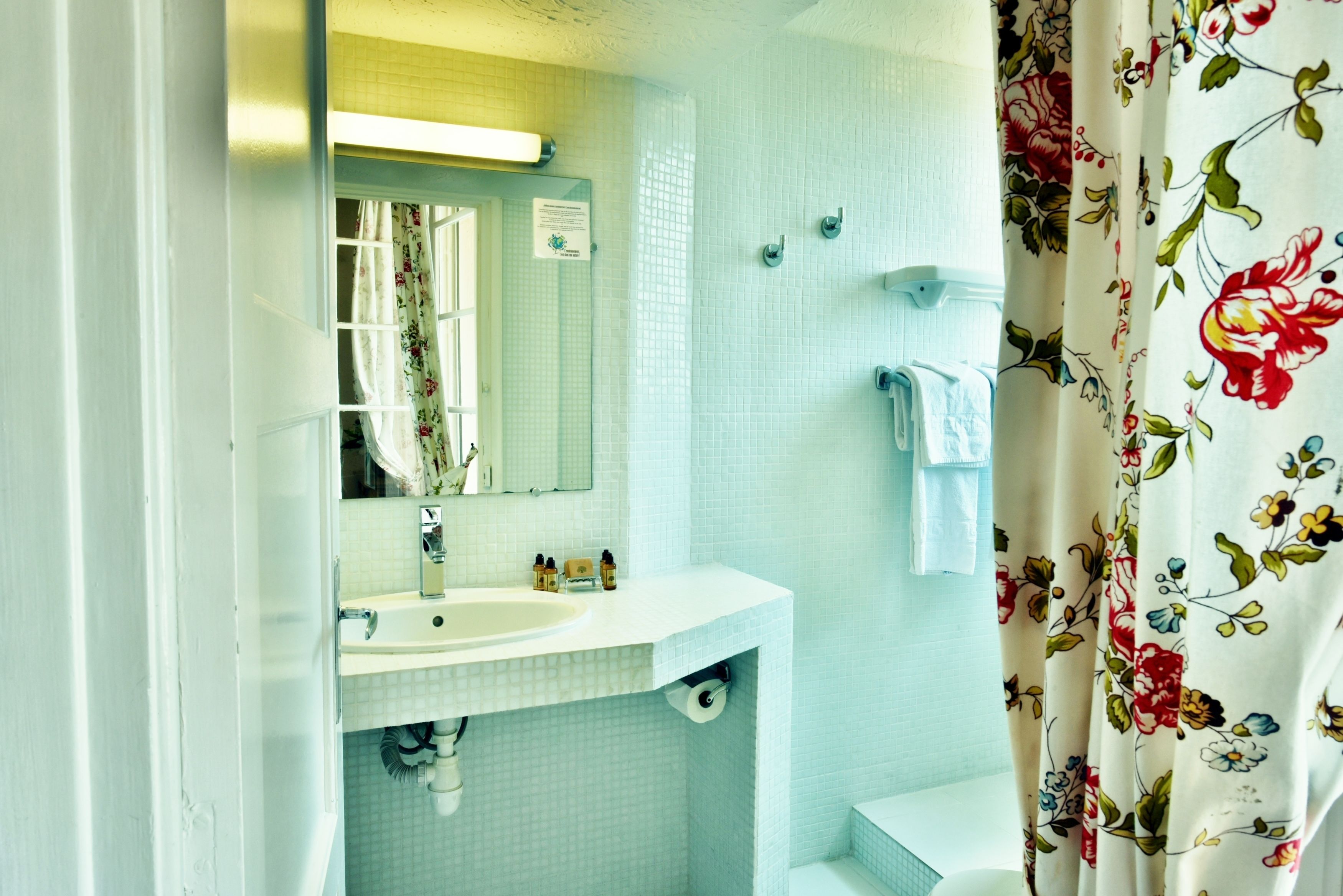 standard room, 1 double bed | bathroom | free toiletries, hair dryer, towels