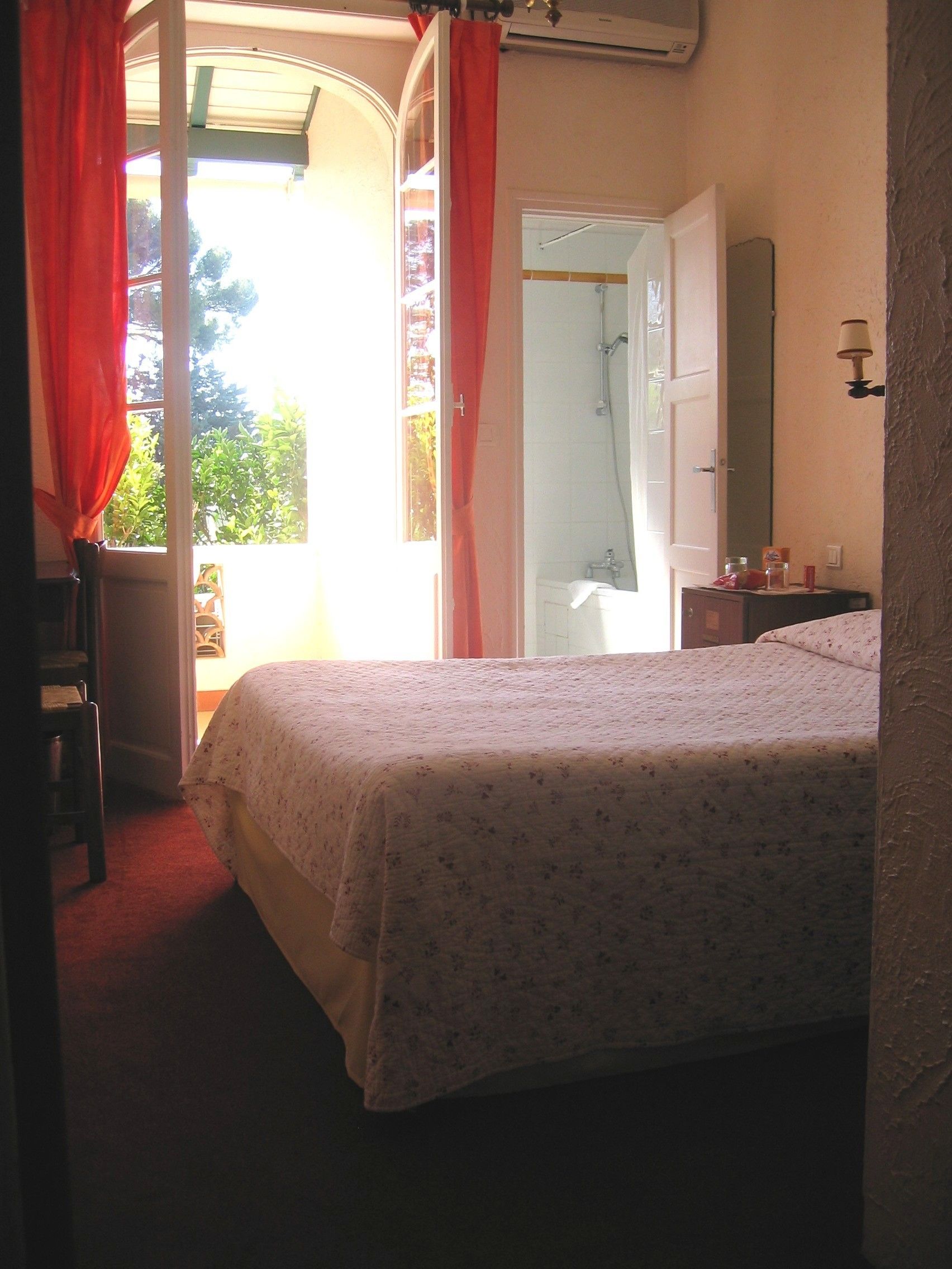 standard room, 1 double bed | minibar, in-room safe, desk, iron/ironing board