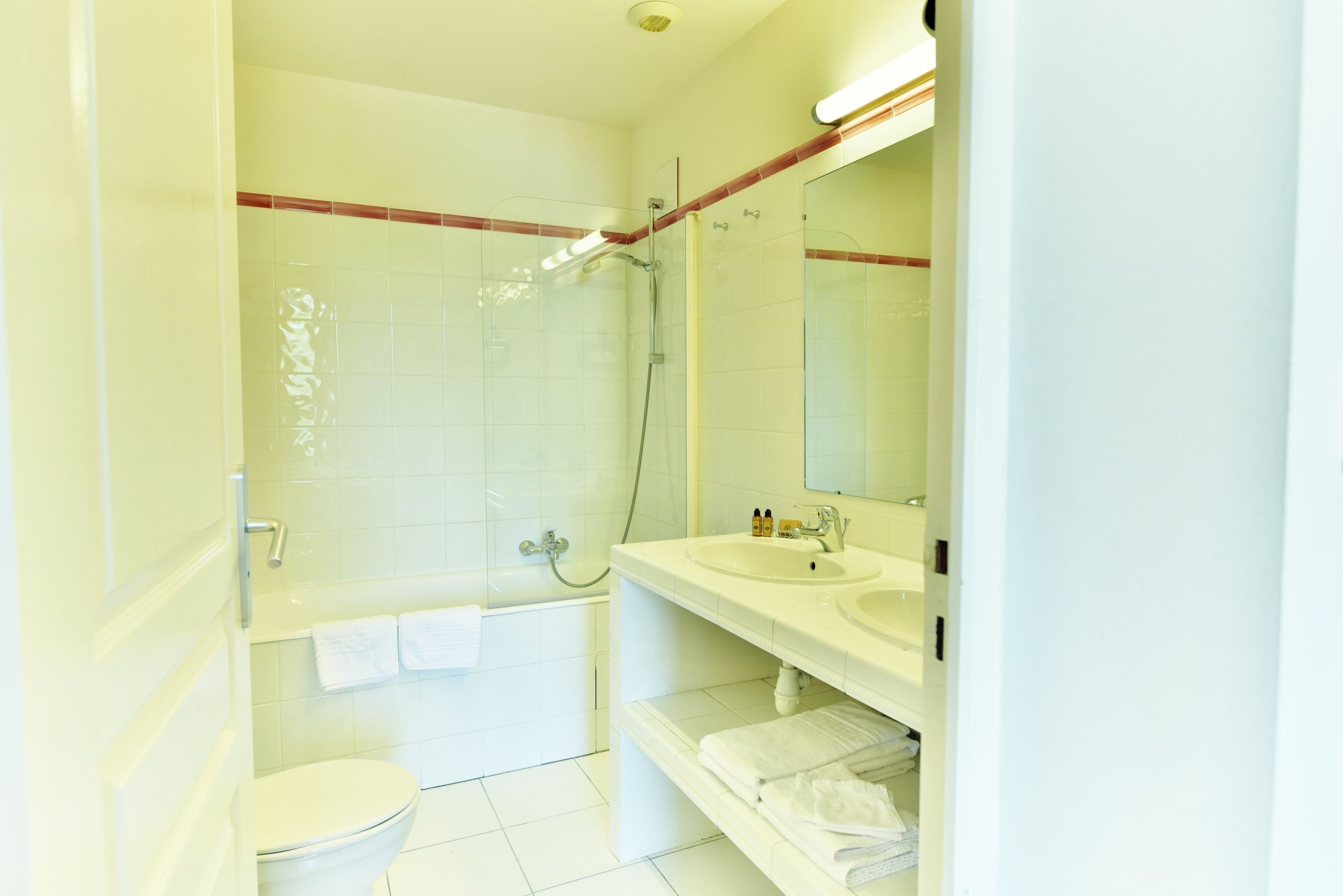 superior room, 1 double bed | bathroom | free toiletries, hair dryer, towels